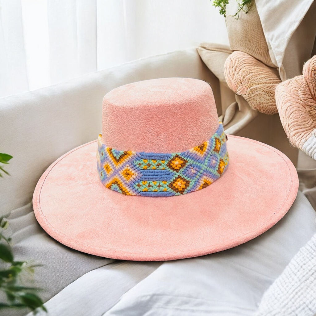 Pink suede Cordobés flat brim hat with Otomí embroidery
