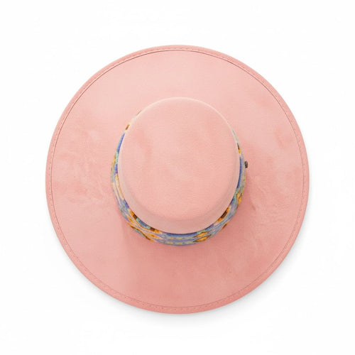 Pink suede Cordobés flat brim hat with Otomí embroidery
